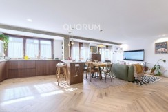 Preciosa Vivienda Reformada De 2 Dorm. De Orientación Sur Con Balcón y Ascensor En Zona Centro