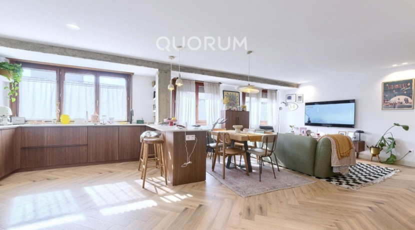 Preciosa Vivienda Reformada De 2 Dorm. De Orientación Sur Con Balcón y Ascensor En Zona Centro