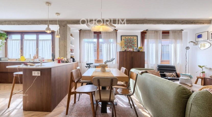 Preciosa Vivienda Reformada De 2 Dorm. De Orientación Sur Con Balcón y Ascensor En Zona Centro