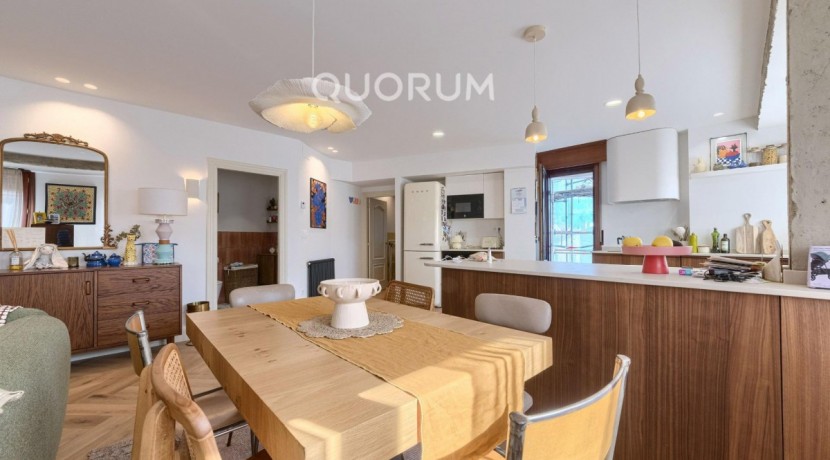 Preciosa Vivienda Reformada De 2 Dorm. De Orientación Sur Con Balcón y Ascensor En Zona Centro