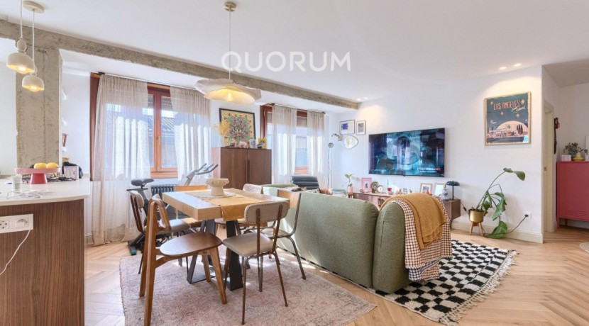Preciosa Vivienda Reformada De 2 Dorm. De Orientación Sur Con Balcón y Ascensor En Zona Centro