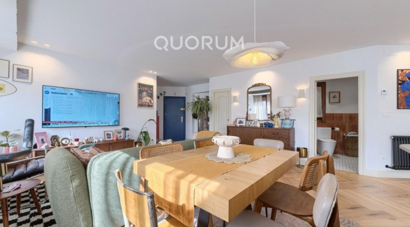 Preciosa Vivienda Reformada De 2 Dorm. De Orientación Sur Con Balcón y Ascensor En Zona Centro