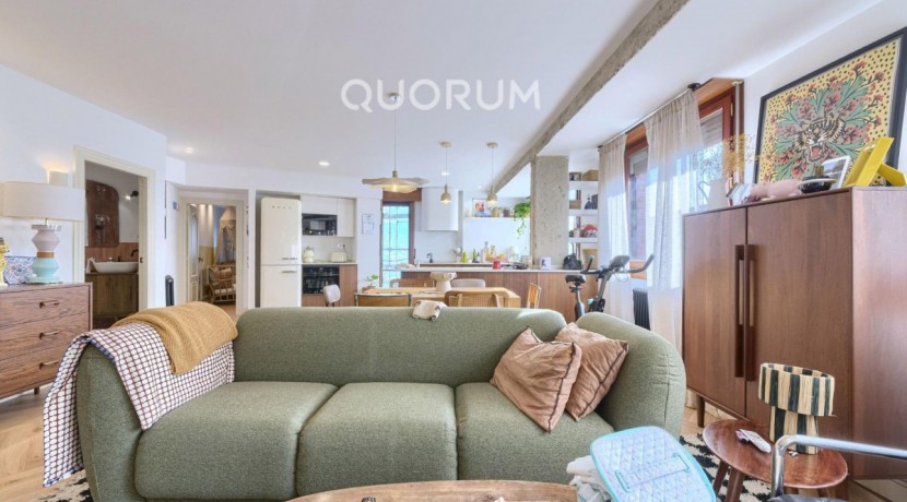 Preciosa Vivienda Reformada De 2 Dorm. De Orientación Sur Con Balcón y Ascensor En Zona Centro