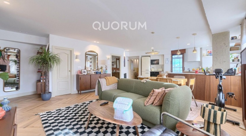 Preciosa Vivienda Reformada De 2 Dorm. De Orientación Sur Con Balcón y Ascensor En Zona Centro