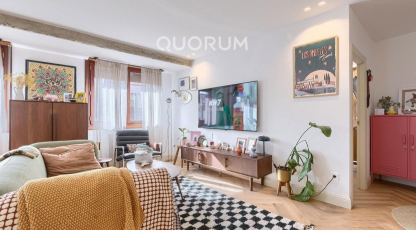 Preciosa Vivienda Reformada De 2 Dorm. De Orientación Sur Con Balcón y Ascensor En Zona Centro