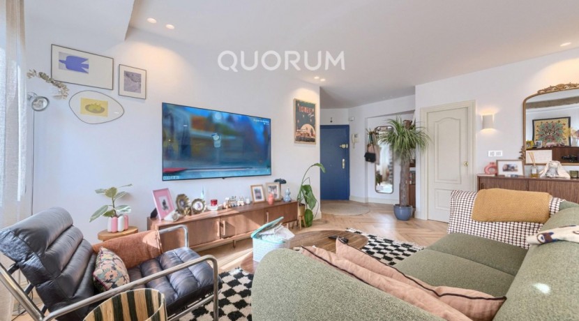Preciosa Vivienda Reformada De 2 Dorm. De Orientación Sur Con Balcón y Ascensor En Zona Centro