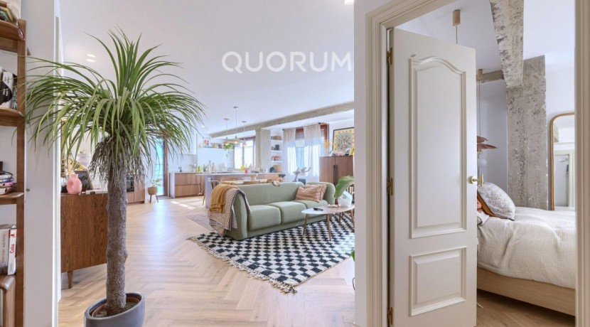 Preciosa Vivienda Reformada De 2 Dorm. De Orientación Sur Con Balcón y Ascensor En Zona Centro