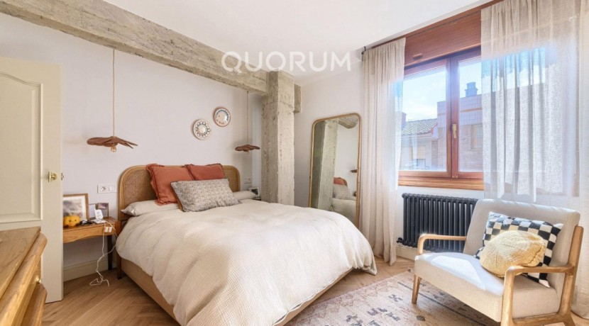 Preciosa Vivienda Reformada De 2 Dorm. De Orientación Sur Con Balcón y Ascensor En Zona Centro