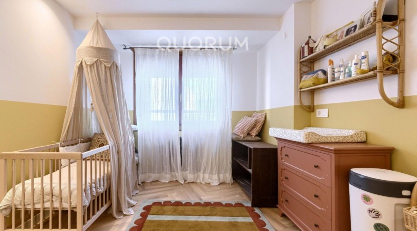 Preciosa Vivienda Reformada De 2 Dorm. De Orientación Sur Con Balcón y Ascensor En Zona Centro