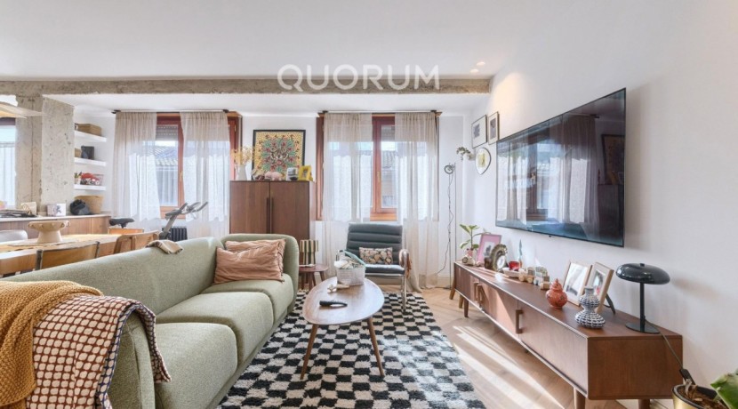 Preciosa Vivienda Reformada De 2 Dorm. De Orientación Sur Con Balcón y Ascensor En Zona Centro
