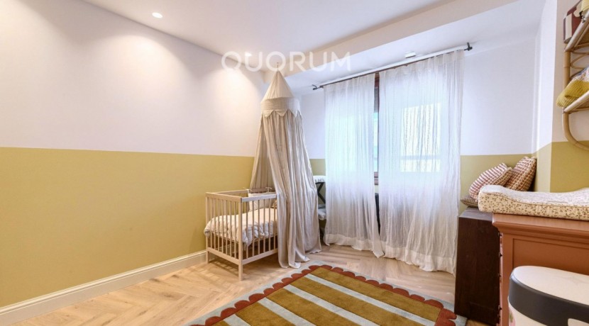 Preciosa Vivienda Reformada De 2 Dorm. De Orientación Sur Con Balcón y Ascensor En Zona Centro