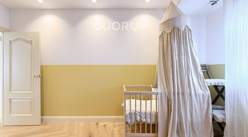 Preciosa Vivienda Reformada De 2 Dorm. De Orientación Sur Con Balcón y Ascensor En Zona Centro