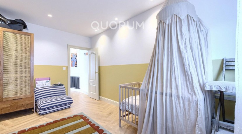 Preciosa Vivienda Reformada De 2 Dorm. De Orientación Sur Con Balcón y Ascensor En Zona Centro