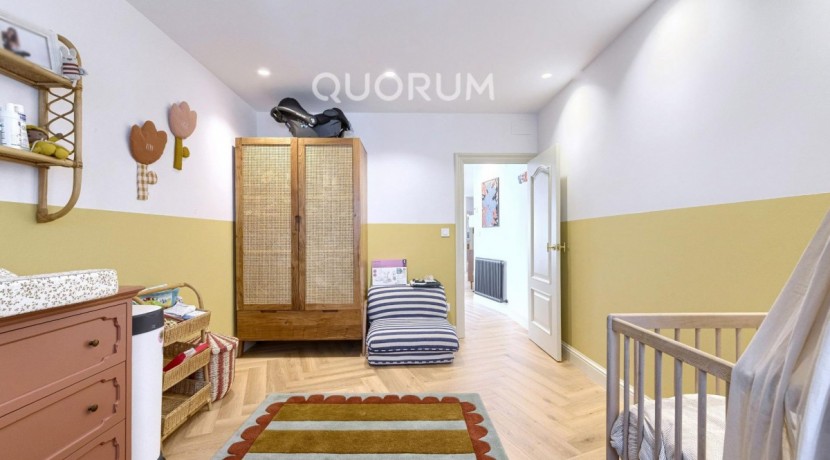 Preciosa Vivienda Reformada De 2 Dorm. De Orientación Sur Con Balcón y Ascensor En Zona Centro