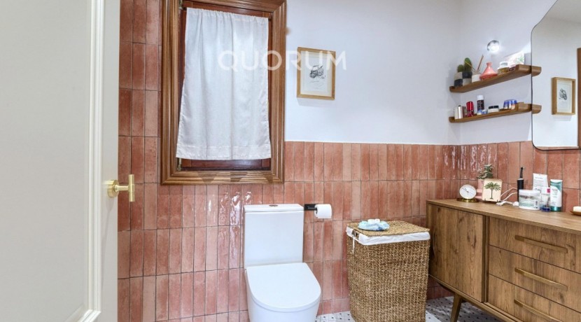 Preciosa Vivienda Reformada De 2 Dorm. De Orientación Sur Con Balcón y Ascensor En Zona Centro