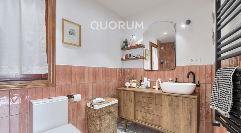 Preciosa Vivienda Reformada De 2 Dorm. De Orientación Sur Con Balcón y Ascensor En Zona Centro