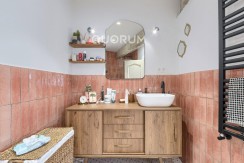 Preciosa Vivienda Reformada De 2 Dorm. De Orientación Sur Con Balcón y Ascensor En Zona Centro