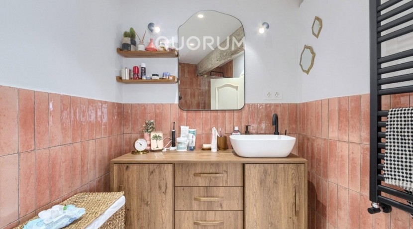 Preciosa Vivienda Reformada De 2 Dorm. De Orientación Sur Con Balcón y Ascensor En Zona Centro