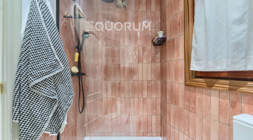 Preciosa Vivienda Reformada De 2 Dorm. De Orientación Sur Con Balcón y Ascensor En Zona Centro