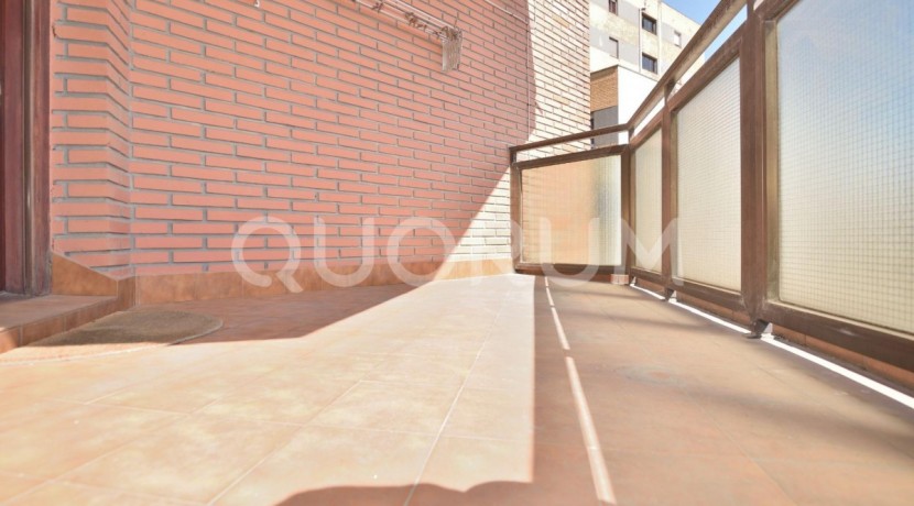 Preciosa Vivienda Reformada De 2 Dorm. De Orientación Sur Con Balcón y Ascensor En Zona Centro