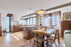 Preciosa Vivienda Reformada De 2 Dorm. De Orientación Sur Con Balcón y Ascensor En Zona Centro