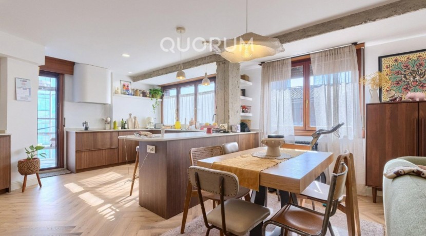 Preciosa Vivienda Reformada De 2 Dorm. De Orientación Sur Con Balcón y Ascensor En Zona Centro
