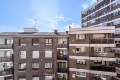 Preciosa Vivienda Reformada De 2 Dorm. De Orientación Sur Con Balcón y Ascensor En Zona Centro
