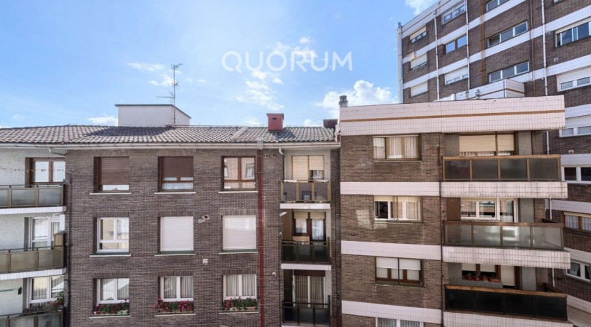 Preciosa Vivienda Reformada De 2 Dorm. De Orientación Sur Con Balcón y Ascensor En Zona Centro