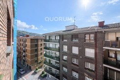Preciosa Vivienda Reformada De 2 Dorm. De Orientación Sur Con Balcón y Ascensor En Zona Centro