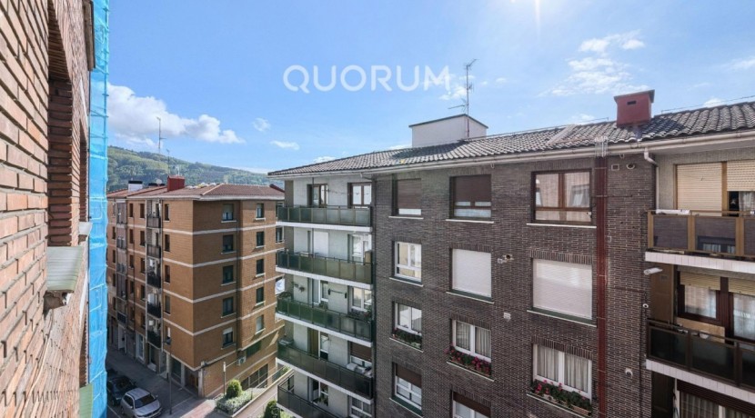 Preciosa Vivienda Reformada De 2 Dorm. De Orientación Sur Con Balcón y Ascensor En Zona Centro