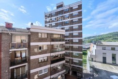 Preciosa Vivienda Reformada De 2 Dorm. De Orientación Sur Con Balcón y Ascensor En Zona Centro