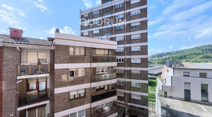 Preciosa Vivienda Reformada De 2 Dorm. De Orientación Sur Con Balcón y Ascensor En Zona Centro