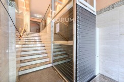 Preciosa Vivienda Reformada De 2 Dorm. De Orientación Sur Con Balcón y Ascensor En Zona Centro