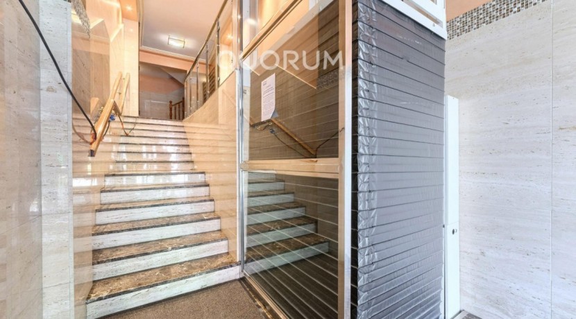 Preciosa Vivienda Reformada De 2 Dorm. De Orientación Sur Con Balcón y Ascensor En Zona Centro