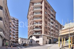 Preciosa Vivienda Reformada De 2 Dorm. De Orientación Sur Con Balcón y Ascensor En Zona Centro