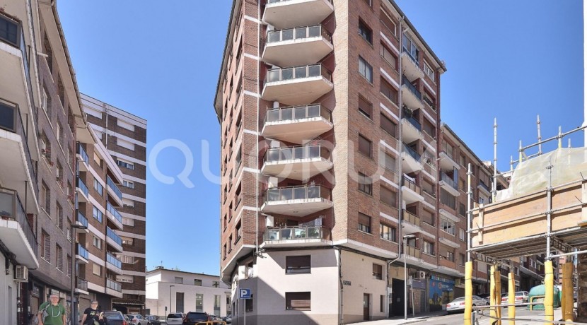 Preciosa Vivienda Reformada De 2 Dorm. De Orientación Sur Con Balcón y Ascensor En Zona Centro