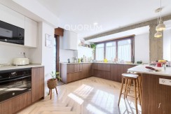 Preciosa Vivienda Reformada De 2 Dorm. De Orientación Sur Con Balcón y Ascensor En Zona Centro