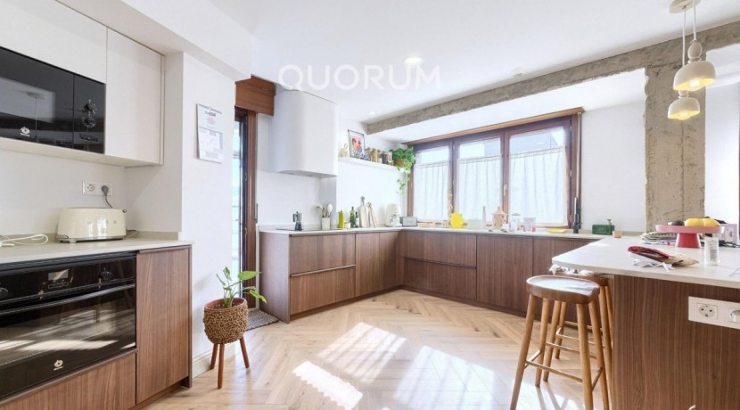Preciosa Vivienda Reformada De 2 Dorm. De Orientación Sur Con Balcón y Ascensor En Zona Centro
