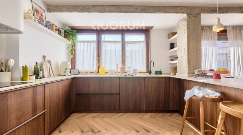 Preciosa Vivienda Reformada De 2 Dorm. De Orientación Sur Con Balcón y Ascensor En Zona Centro