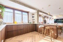 Preciosa Vivienda Reformada De 2 Dorm. De Orientación Sur Con Balcón y Ascensor En Zona Centro