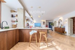 Preciosa Vivienda Reformada De 2 Dorm. De Orientación Sur Con Balcón y Ascensor En Zona Centro