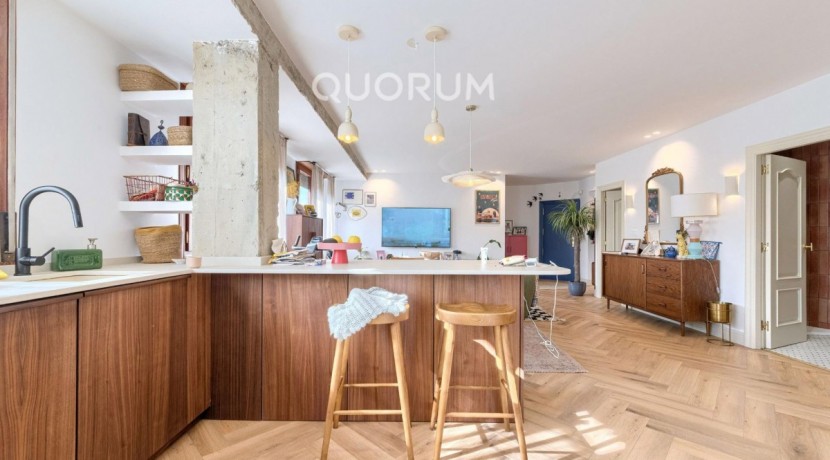Preciosa Vivienda Reformada De 2 Dorm. De Orientación Sur Con Balcón y Ascensor En Zona Centro