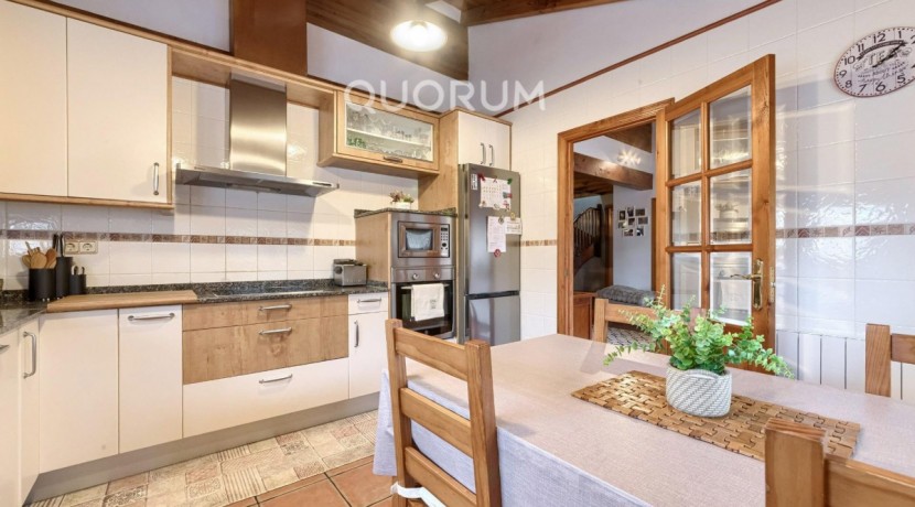Precioso Adosado Reformado De 3 Dormitorios Con Terraza y Terreno En Zona San Miguel