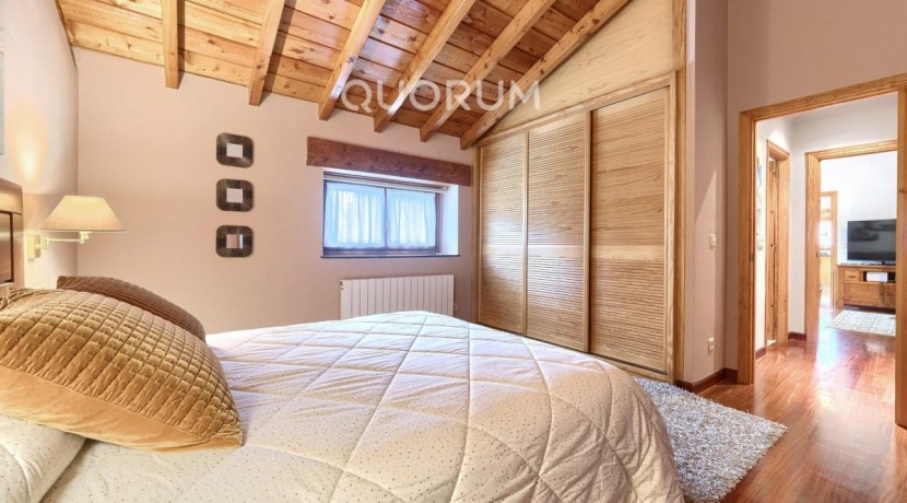 Precioso Adosado Reformado De 3 Dormitorios Con Terraza y Terreno En Zona San Miguel