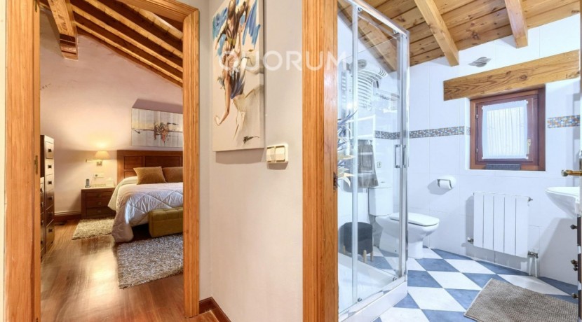 Precioso Adosado Reformado De 3 Dormitorios Con Terraza y Terreno En Zona San Miguel
