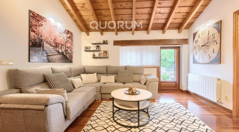 Precioso Adosado Reformado De 3 Dormitorios Con Terraza y Terreno En Zona San Miguel