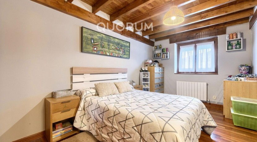 Precioso Adosado Reformado De 3 Dormitorios Con Terraza y Terreno En Zona San Miguel