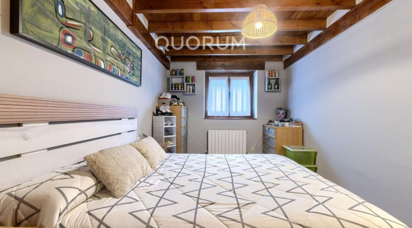 Precioso Adosado Reformado De 3 Dormitorios Con Terraza y Terreno En Zona San Miguel