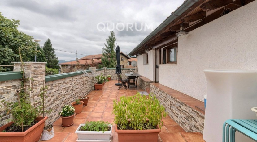 Precioso Adosado Reformado De 3 Dormitorios Con Terraza y Terreno En Zona San Miguel
