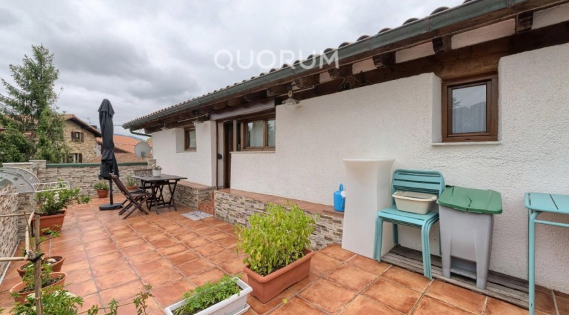 Precioso Adosado Reformado De 3 Dormitorios Con Terraza y Terreno En Zona San Miguel